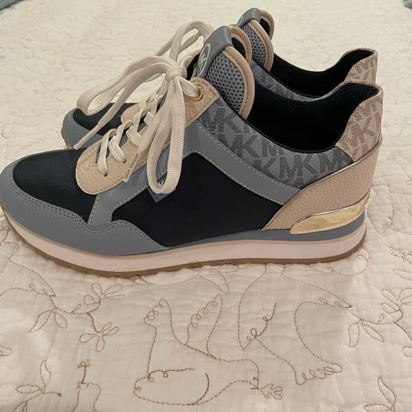 Michael Kors trainers in navy - Picture 2 of 7